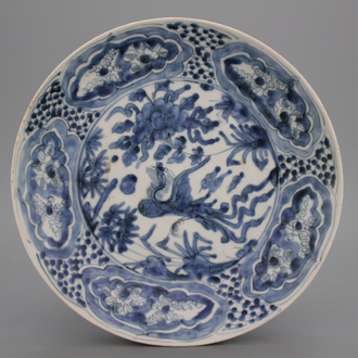 Blauw en witte Chinese schotel met feniks in Swatow porselein, late Ming-dynastie, 16e eeuw