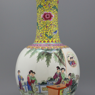 Grote flesvormige Tian qiu ping flesvormige vaas in Chinees porselein, famille rose, Republiek, 20e eeuw
