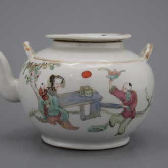 Theepot in Chinees porselein, famille rose, 19e eeuw