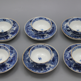 Lot van 6 blauw en witte kopjes met onderbordjes, 18e-19e eeuw.