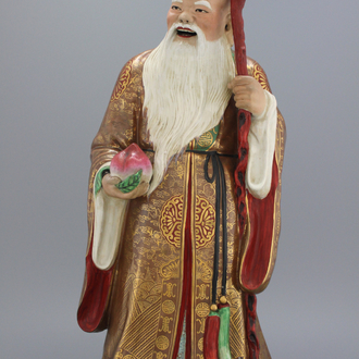 Grote figuur van een 'Onsterfelijke' in Chinees porselein, famille rose, Republiek