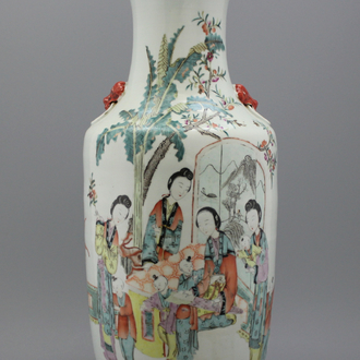 Mooie vaas in Chinees porselein met afbeelding dames, 19e-20e eeuw.