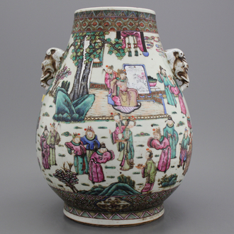 Prachtige Hu vaas in Chinees porselein met oren in de vorm van een olifant, famille rose, 19e eeuw