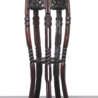 Sokkel in gesculpteerd rood hardhout, China, ca. 1900