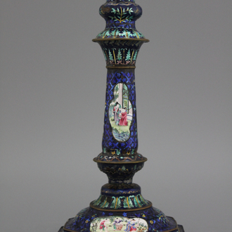A Chinese Canton enamel candlestick, 18/19th C.