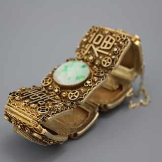 A Chinese gilt silver and jadeite bracelet, early 20th C.