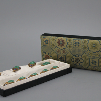 Doosje met diverse Chinese verguld zilver met jade sieraden, begin 20e