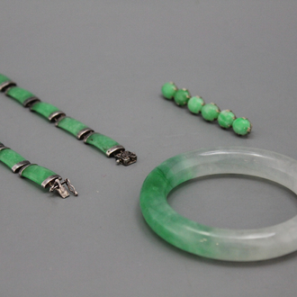 Set Chinese jade sieraden: twee armband en een broche