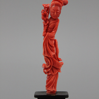 Chinees bloedkoralen beeldje van een Guanyin, 19e