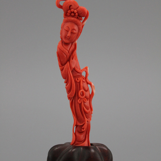 Chinees bloedkoralen beeldje van een Guanyin, 19e