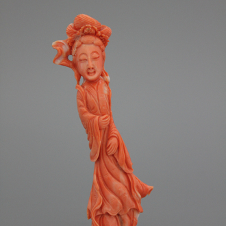 Chinees bloedkoralen beeldje van een Guanyin, 19e