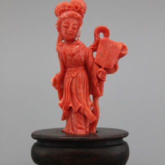 Chinees bloedkoralen beeldje van een Guanyin, 19e