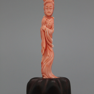 Chinees bloedkoralen beeldje van een Guanyin, 19e