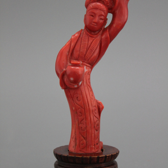 Chinees bloedkoralen beeldje van een Guanyin, 19e