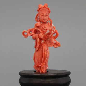 Chinees bloedkoralen beeldje van een Guanyin, 19e