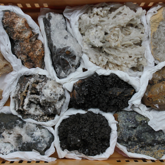Doos met diverse mineralen en halfedelstenen