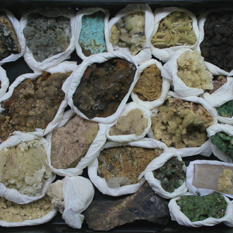 Doos met diverse mineralen en halfedelstenen
