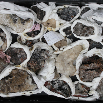 Doos met diverse mineralen en halfedelstenen