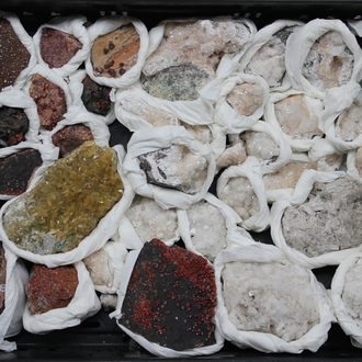 Doos met diverse mineralen en halfedelstenen