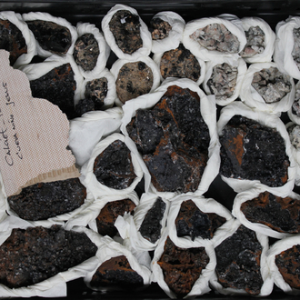 Doos met diverse mineralen en halfedelstenen
