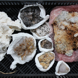 Doos met diverse mineralen en halfedelstenen
