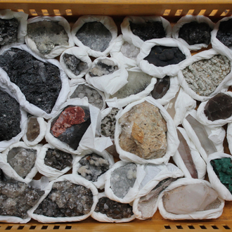 Doos met diverse mineralen en halfedelstenen