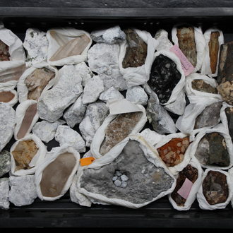 Doos met diverse mineralen en halfedelstenen