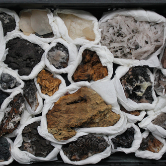 Doos met diverse mineralen en halfedelstenen