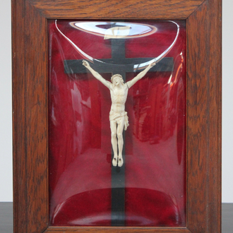 Ivoren corpus in gebombeerd glas, 19e