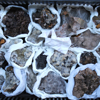 Doos met diverse mineralen en halfedelstenen
