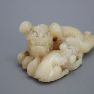 Chinese jade sculptuur met twee foo hondjes, 18/19e