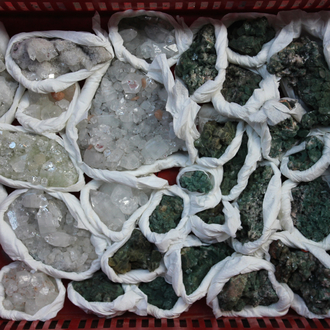 Doos met diverse mineralen en halfedelstenen