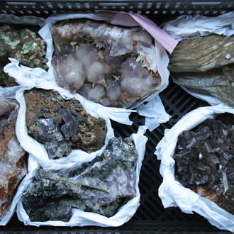 Doos met diverse mineralen en halfedelstenen
