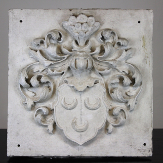 Groot wapenschild van Hoeke, plaaster, kunstatelier De Wispelaere, Brugge, 1e helft 20e
