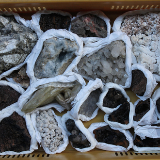 Doos met diverse mineralen en halfedelstenen