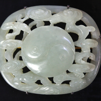 Broche in gesculpteerde Chinees nefriet jade, mogelijk Ming dynastie