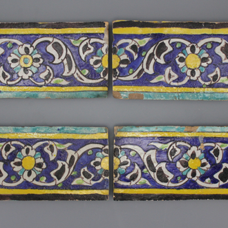 Lot van 4 Isfahan cuerda seca randtegels, 18/19e