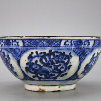 Blauw-witte kom in Chinese stijl, Iran, 18/19e