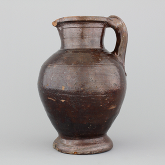 Bruin geglazuurde terracotta kruik, Noordelijke of Zuidelijke Nederlanden, 17e eeuw