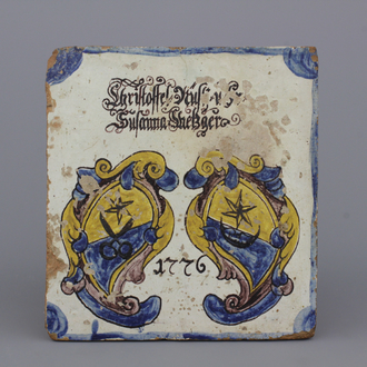 Duitse kacheltegel met wapenschild en inscriptie, gedateerd 1776