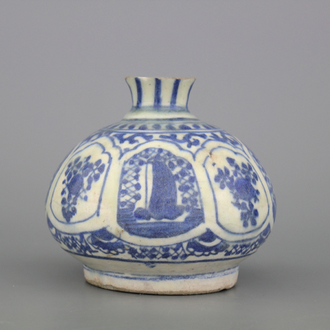 Blauw en witte Iraanse vaas in Chinese Ming stijl, Safavid, 17e eeuw