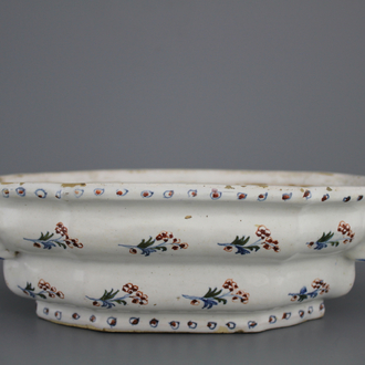 Terrine en faïence de Bruxelles, décor 'A l'haie fleurie', 18e