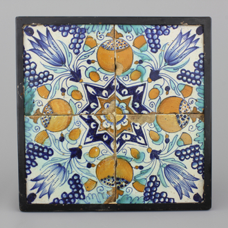 4 ingekaderde polychrome Delftse tegels met stertulpen, 17e eeuw