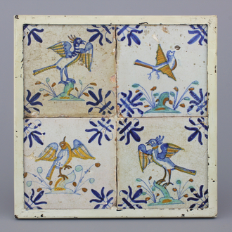 4 ingekaderde polychrome Delftse tegels met vogels, 17e eeuw