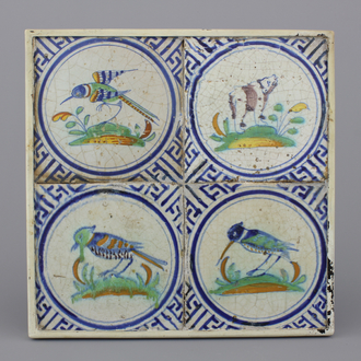 4 ingekaderde polychrome Delftse tegels met beer en vogels, 17e eeuw