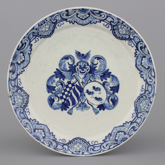 Une assiette armoriée en faïence de Delft, ca. 1700