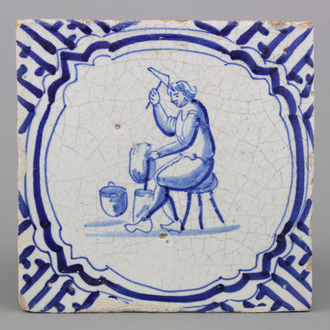 Blauw en witte Delftse tegel met smid, 17e eeuw