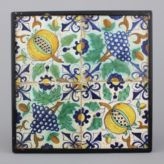 4 ingekaderde polychrome Delftse tegels met druiven en granaatappels, 17e eeuws, 17th C.