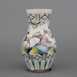 Met herten versierde bierkan in Duits of Oostenrijks aardewerk, ca 1800