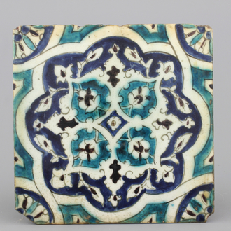 3 decoratieve tegels, Damascus, ca 1600